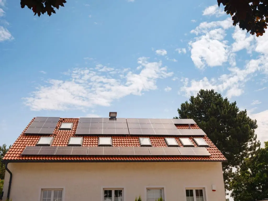 tejado con paneles solares