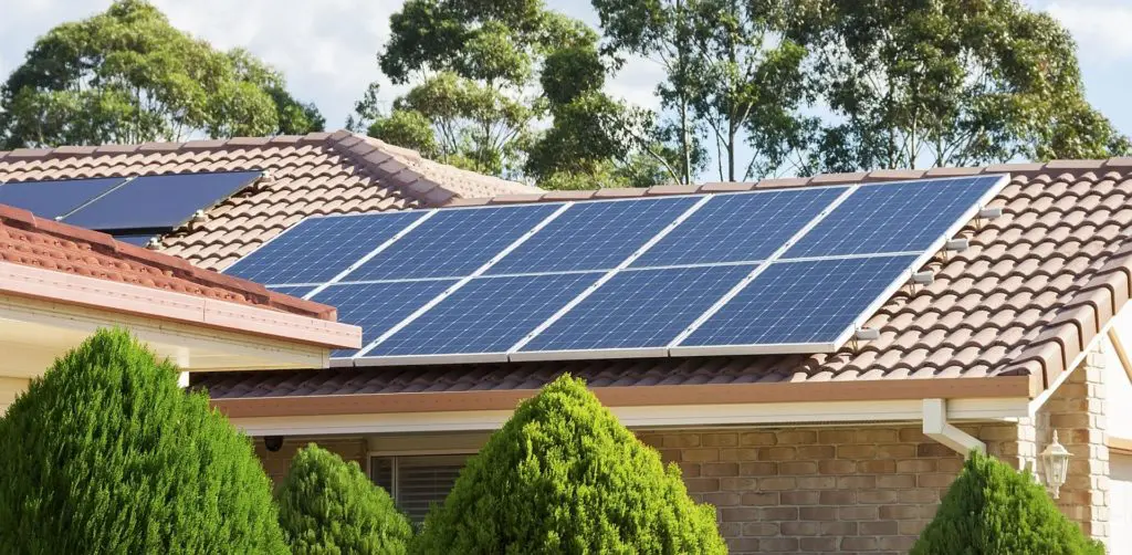 tejado con paneles solares